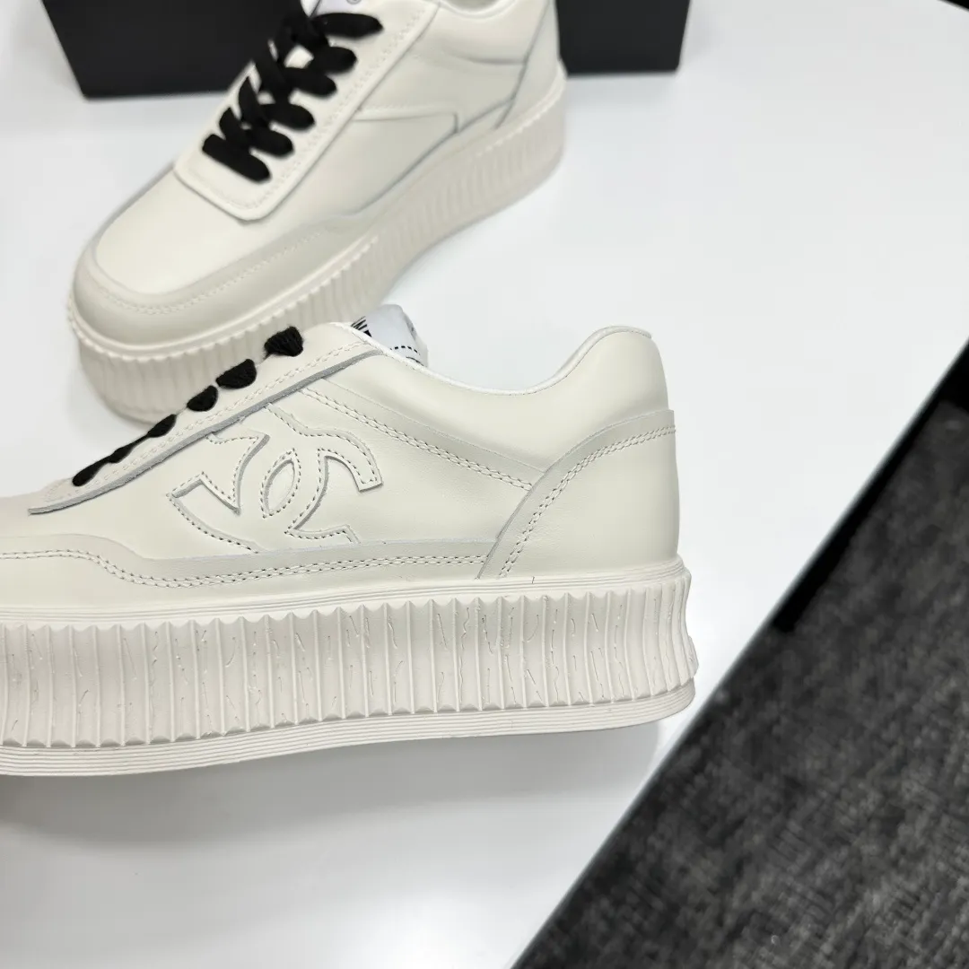 👟👟Ex-factory price 560👟👟Chanel Panda Shoes! 2025 counter's top casual sports shoes. This classic design; the upper is electro-embroidered with a variety of techniques; the outsole is fashionable and sporty; the unusual inclusion of a variety of color matching elements... The diversified mix and match is very good-looking and versatile, and can be used for leisure, fashion, sports, and outdoor... ꫛꫀꪝ Go➫ Materials: ❶Upper made of: original imported first-layer silk cowhide + original waterproof cloth + original first-layer cowhide ❷Inner lining: Breathable mesh ❸ Outsole based on: original TPU combination outsole, full set of boutique packaging for women 35–41